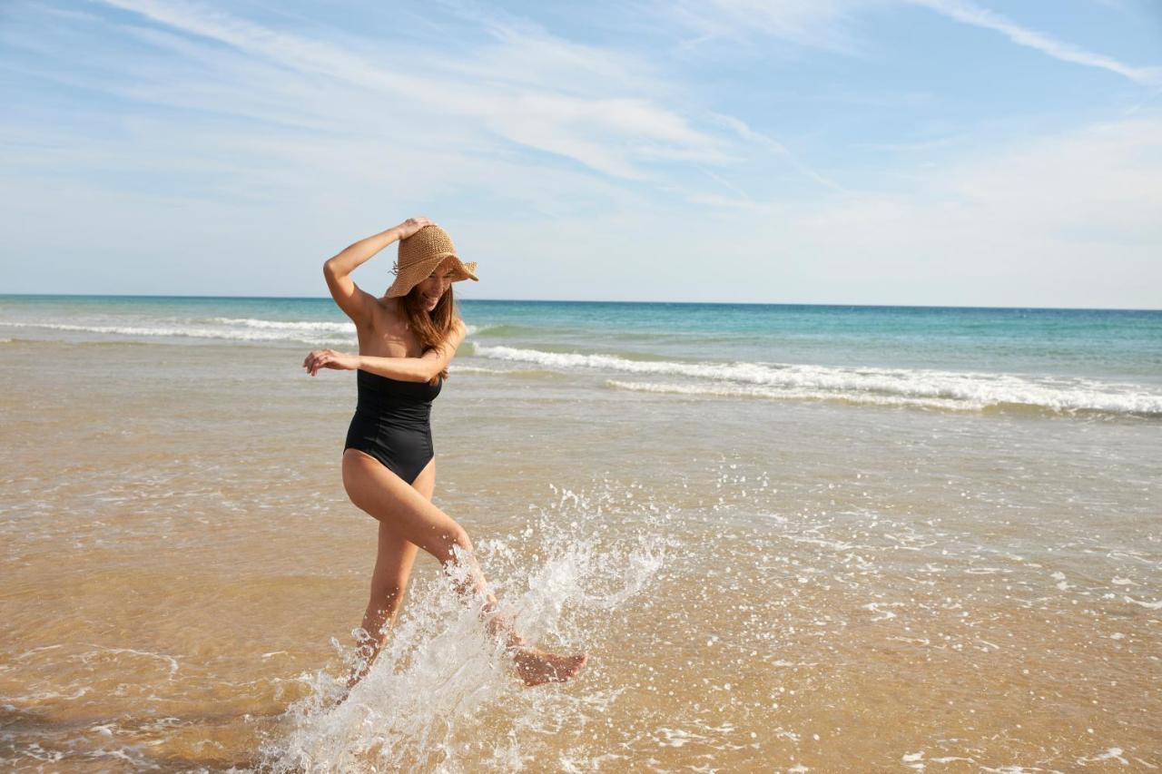 ホテル イベロスター セレクション アンダルシア プラヤ チクラナ・デ・ラ・フロンテーラ エクステリア 写真 A woman wearing a one-piece swimsuit