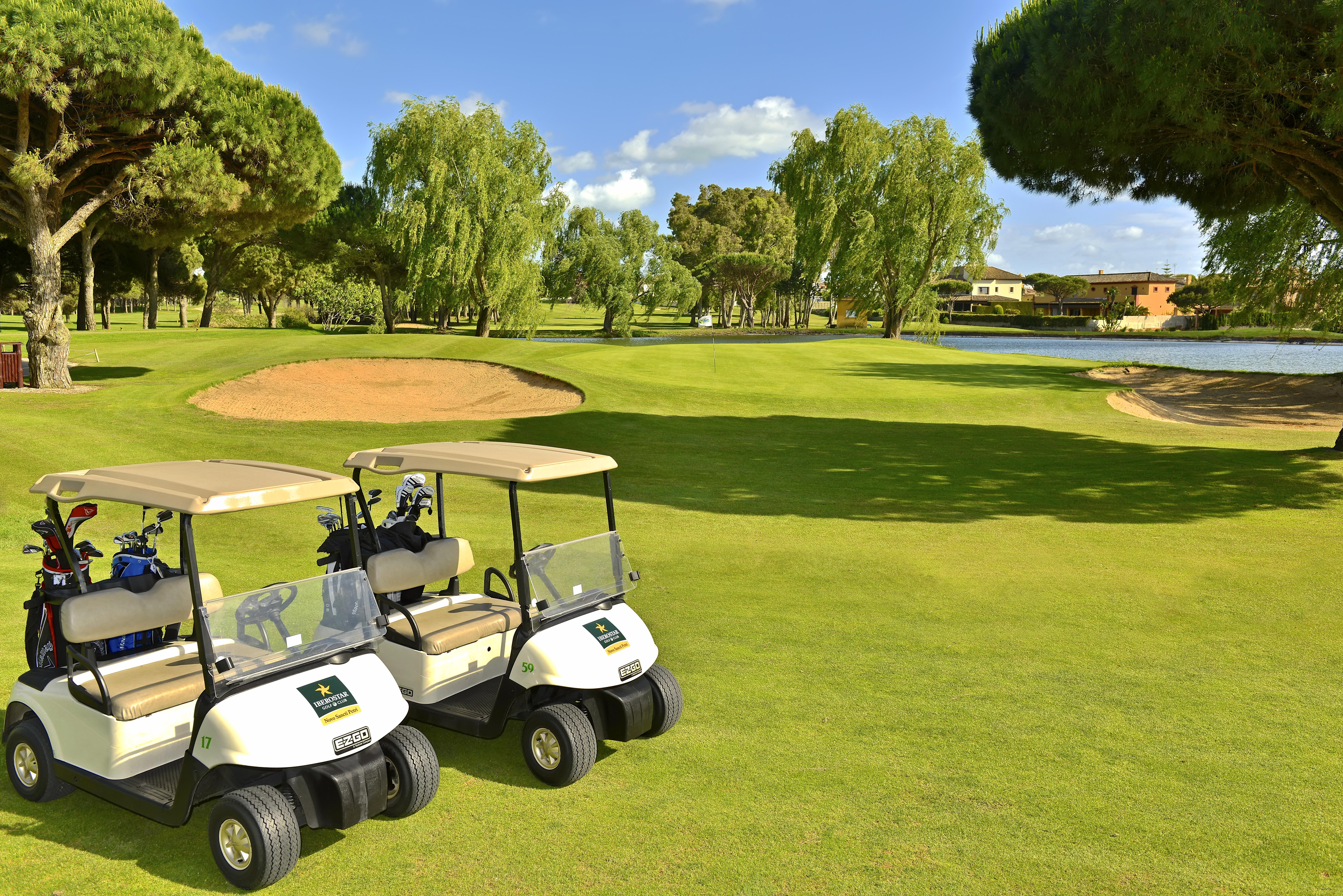 ホテル イベロスター セレクション アンダルシア プラヤ チクラナ・デ・ラ・フロンテーラ エクステリア 写真 Golf carts at the 18th green of the Old Course