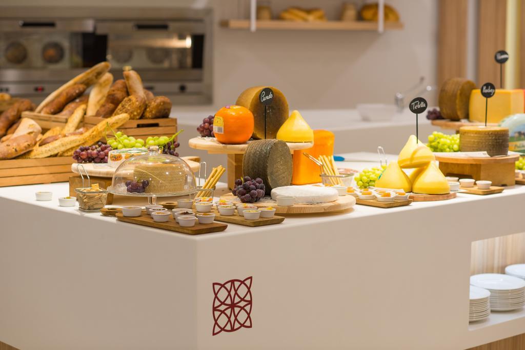 ホテル イベロスター セレクション アンダルシア プラヤ チクラナ・デ・ラ・フロンテーラ エクステリア 写真 Cheese platter
